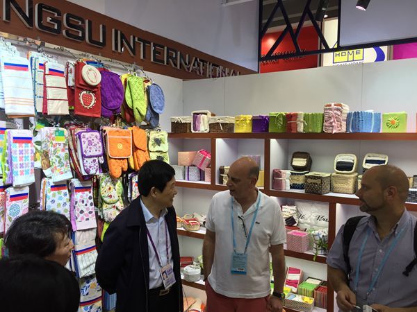 Leaders of the group company inspected the booth of CJI at the 120th Canton Fair